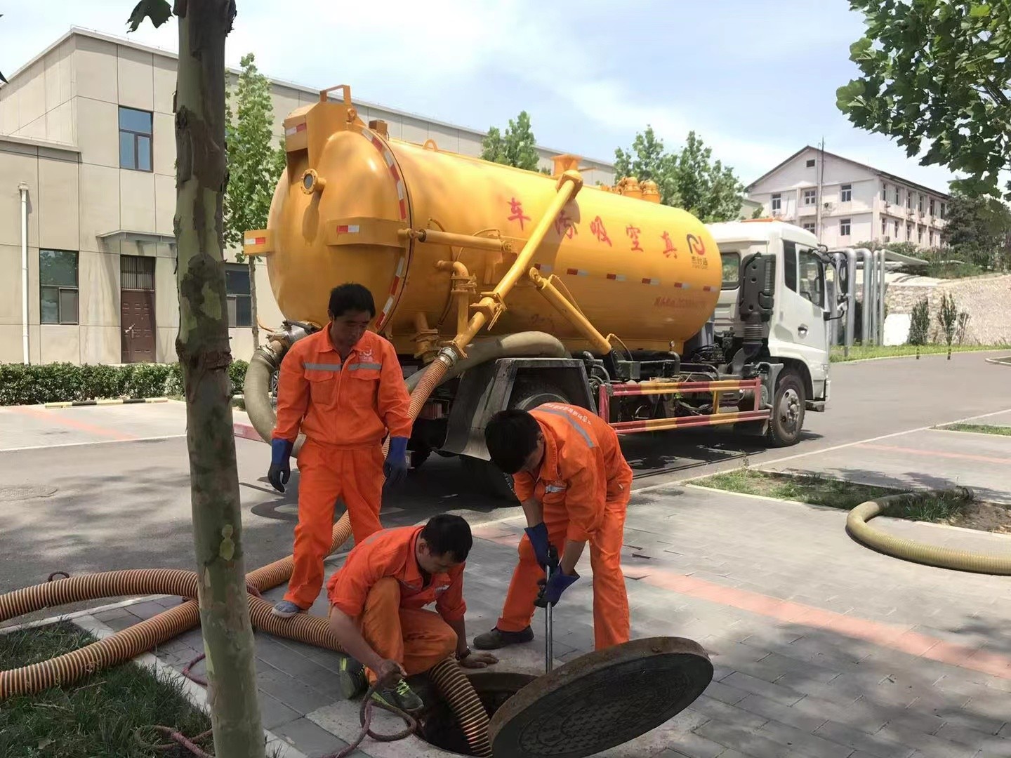 定安管道疏通车停在窨井附近