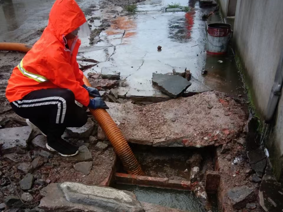 定安专业清理污水池 炜誉市政以规范流程守护城市 “肠道”