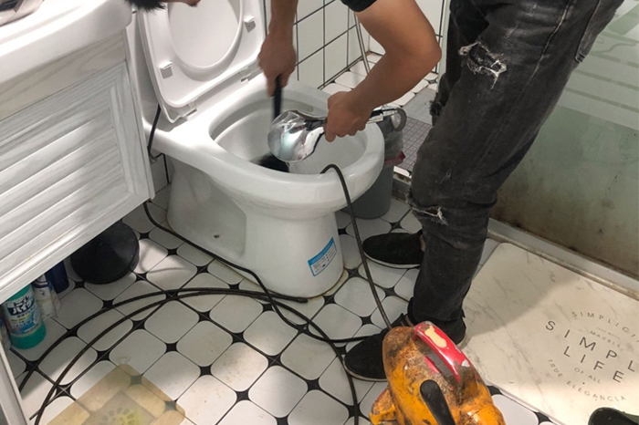 定安马桶堵塞自己疏通还是找师傅?专业上门服务让你省时更省心